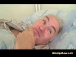 Kakek dewi hubungan intim sebuah bagus rambut coklat perawat pemberian mengisap penis