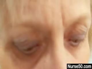 Rambut pirang perempuan tua perawat diri ujian dengan alat kemaluan wanita penyebar