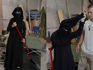 Tour di sederona - musulmano donna sweeping pavimento prende noticed da difficile su americano soldato