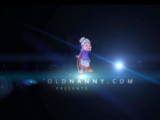 Oldnanny おばあちゃん と 魅力的な ティーン 楽しむ レズビアン 遊ぶ