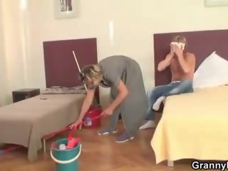 Vyzreté housemaid dostane ju pička vyplnený s putz